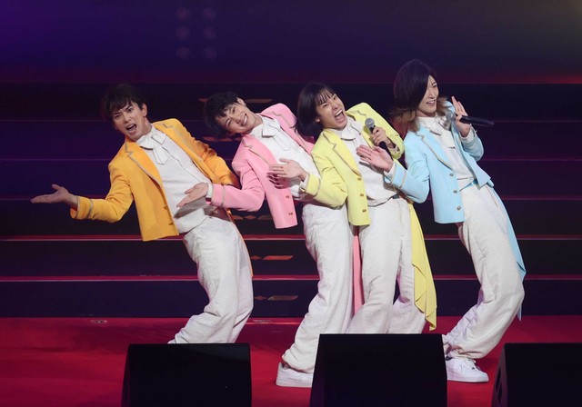 「ASIA CULTURE FESTIVAL 2026」でパフォーマンスするモナキの（左から）じん、おヨネ、ケンケン、サカイJr.=2026年6月9日撮影