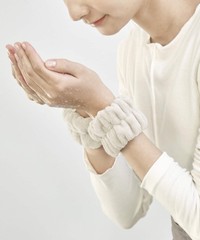 スリーコインズの「吸水アームバンド」（株式会社パル提供）