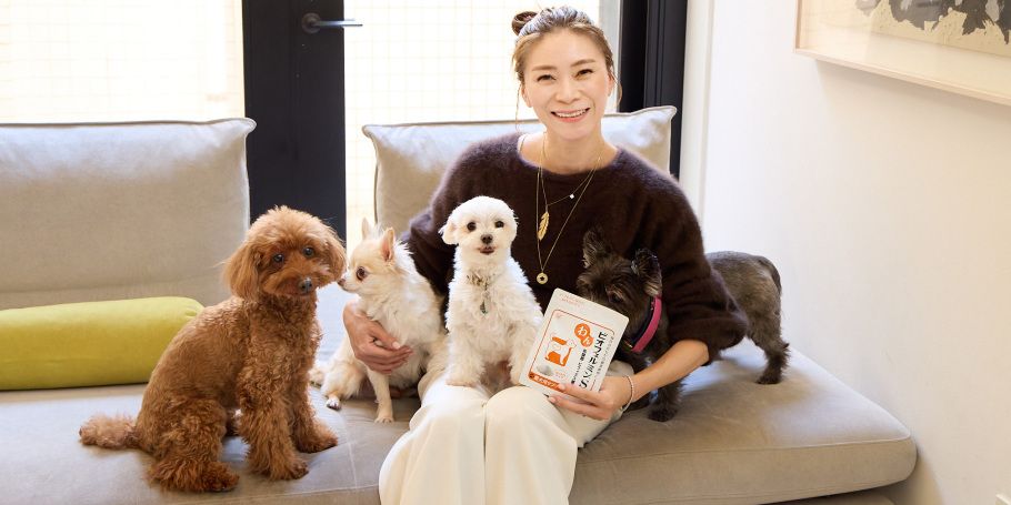 大日方久美子さんと、左から愛犬の「ヴィヴィアン」、「イーサン」、「ムーちゃん」、「キャンディ」。どの子も、元は繁殖犬や保護犬でした（岡崎健志撮影）