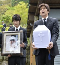 三国連太郎さんの葬儀であいさつする佐藤浩市と寛一郎＝2013年4月17日