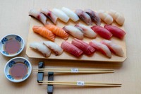二人前の寿司セットを実際に握った様子。ネタだけでなく、シャリ、わさび、醤油も付いている