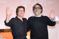 来日会見を行ったトム・クルーズ（左）とアレハンドロ・G・イリニャトゥ監督＝2026年10月6日、東京・TOHOシネマズ六本木ヒルズ