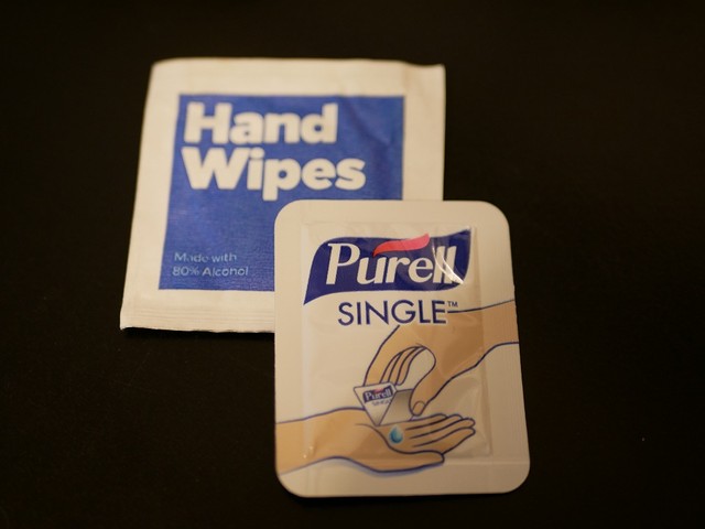 機内で配られる除菌シートやハンドサニタイザー