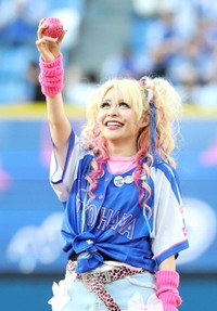 エルフ荒川はボールも“ギャル仕様”