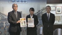 徳島文理大学の学生が平賀源内記念館へ子ども向け展示解説シート贈呈
