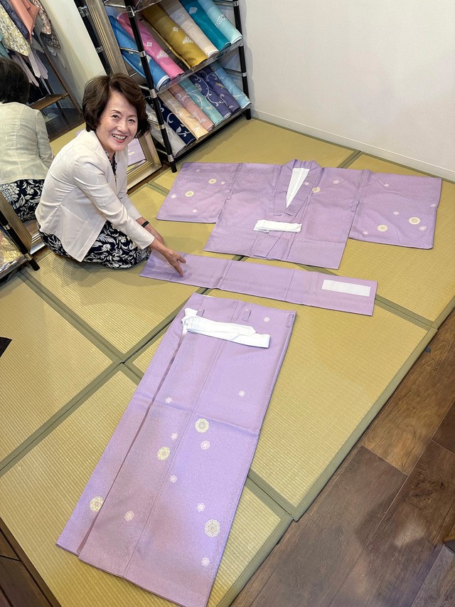 三部式の「ｄｒｉｃｃｏきもの」の構造について説明する岩崎さん（京都市中京区）
