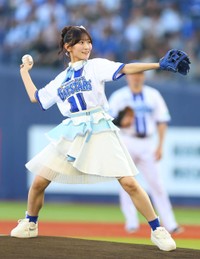 始球式に臨むNGT48・佐藤海里＝ハードオフ新潟