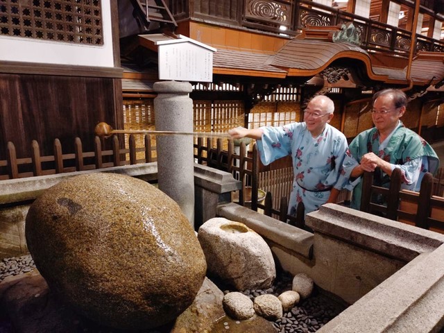 夜の温泉街を散策する観光客