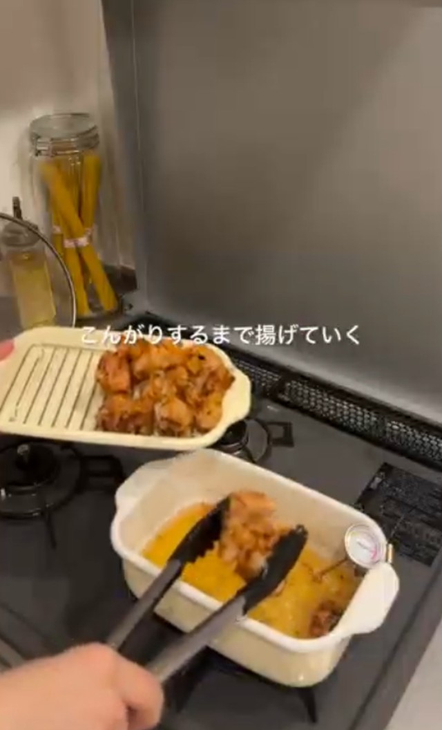 慣れた手つきで料理をするみきさん／みきさん提供