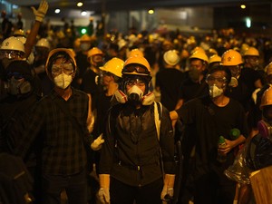 若者はなぜ雨傘を鉄パイプに持ち替えたのか　香港を覆う深刻な絶望