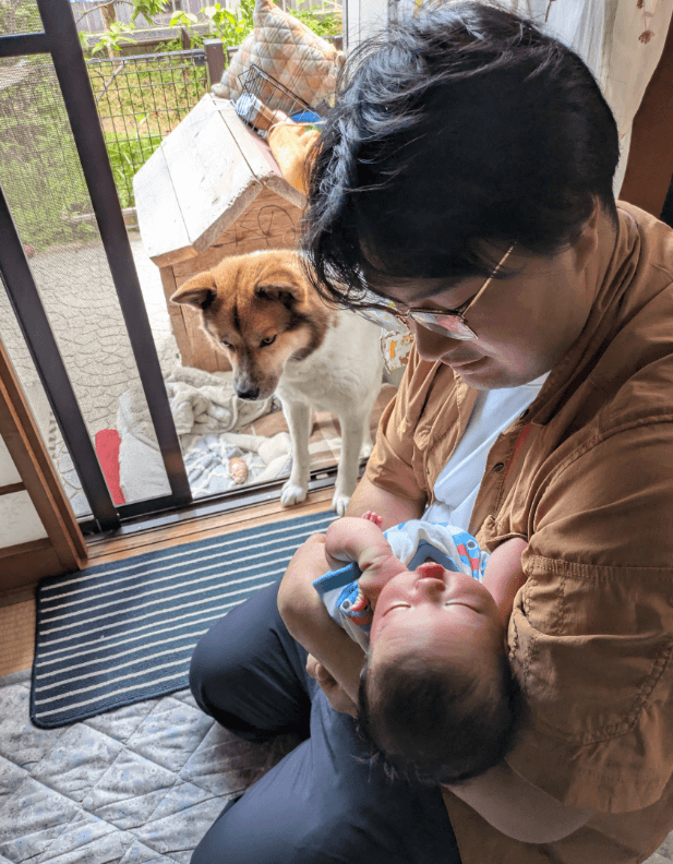 「泣いてるな…」慣れない育児でワンちゃんとパパさんワタワタ（ちぎりぱんまんさん提供）