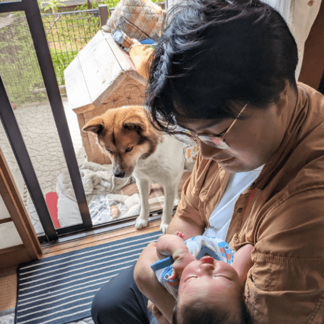 「泣いてるな…」慣れない育児でワンちゃんとパパさんワタワタ（ちぎりぱんまんさん提供）