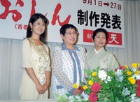 舞台「おしん」制作発表(左から）小林綾子、橋田寿賀子さん、泉ピン子=2005年