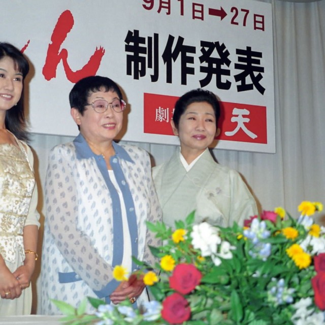 舞台「おしん」制作発表(左から）小林綾子、橋田寿賀子さん、泉ピン子=2005年