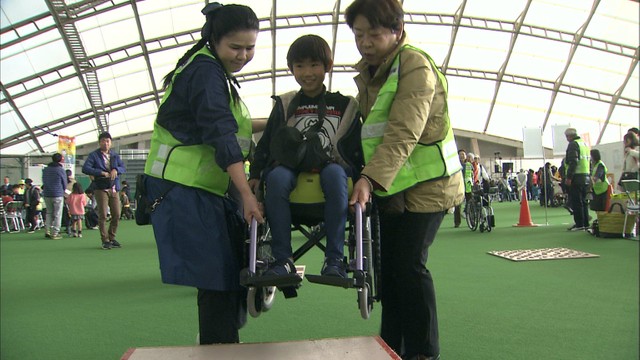 車椅子体験や点字で名刺づくりに挑戦　人権週間を前に岡山市でイベント