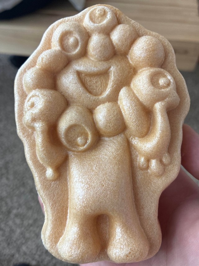 「ミャクミャクアイス最中」は人気商品。