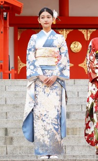 白と水色の淡い振り袖姿を披露した花音