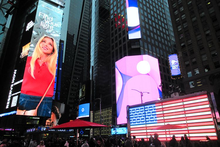 ニューヨークのタイムズスクエア周辺には数多くの劇場がある=2025年10月、福田宏樹撮影