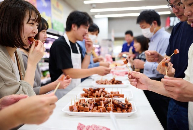 ソーセージって試食みたいに食べるのが一番おいしい（宮本牛乳さん提供画像）