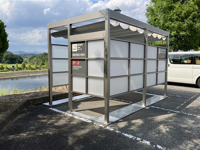 道の駅「神戸フルーツ・フラワーパーク大沢」に寄贈された喫煙所