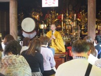 法話会には大勢の人が訪れる