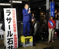 ラサール石井と大椿裕子氏=
品川駅