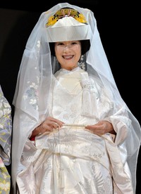 文金高島田を身にまとったアグネス・チャン＝2015年