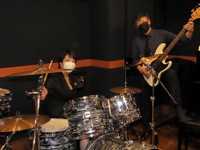 スティックを手に笑顔を見せる高市早苗氏（左）と世良公則＝2021年9月24日