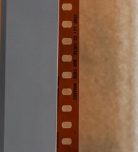 フィルムに印字されているコードを見れば、偽物だということがはっきりと分かります。