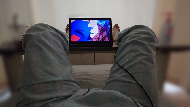 手術後はやっぱり痛い…！痛くない姿勢を探した結果、ベッドの背を起こして脚を開いてテーブルに乗せるのが一番楽だったそう。