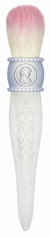 白鳥のたたずむ水面を想起させるルミナスブルー×フロストホワイトの限定デザインのチークブラシ「〈レ･メルヴェイユーズ ラデュレ〉リミテッド エディション チークブラッシュ」6,000円（税抜）（提供写真）