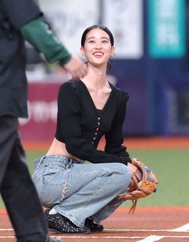 セレモニアルピッチでキャッチャーを務めた青野楓＝京セラドーム大阪