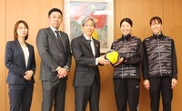 （右から）林琴奈副主将、田中瑞稀主将、服部洋平副知事、酒井大祐監督、竹嶋優子ゼネラルマネージャー