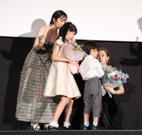 公開前夜祭で子役から花束を受け取る北川景子（右）と森田望智（左）