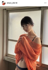 「FLASH」（25年12月23日発売号）に登場した百田汐里のオフショット　本人のインスタグラム（@shiori_08.19）より＝2025年12月23日投稿