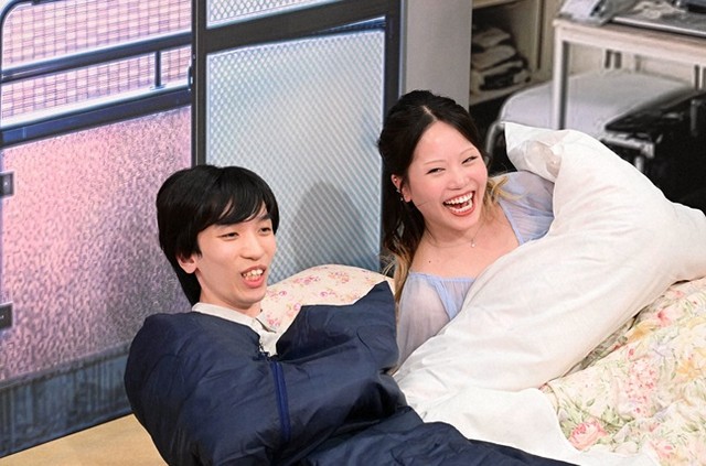 寝袋で芋虫状態になる夫と、しっかり布団で寝る妻ⓒABCテレビ