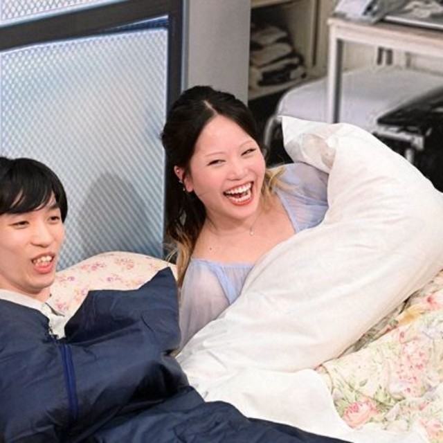 寝袋で芋虫状態になる夫と、しっかり布団で寝る妻ⓒABCテレビ