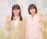 笑顔で撮影に応じる上坂樹里さん（左）と見上愛さん＝東京・NHK