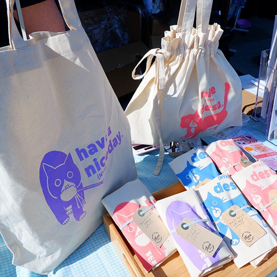 オリジナルグッズの一部。あさりをモデルにして描いた、猫のイラスト入りバッグ（さわたさん提供）