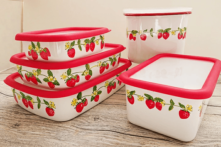 陳列棚に並べられている「ストロベリー」シリーズ。料理系インフルエンサーにも人気の商品です（提供：富士ホーロー）