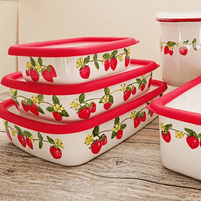 陳列棚に並べられている「ストロベリー」シリーズ。料理系インフルエンサーにも人気の商品です（提供：富士ホーロー）