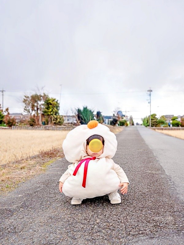 道端に「鏡餅」が！？ しゃがみこんだ息子さん（画像提供：のっさん R6 9:3さん）