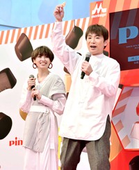 濱口優（右）を見守る南明奈＝19年11月