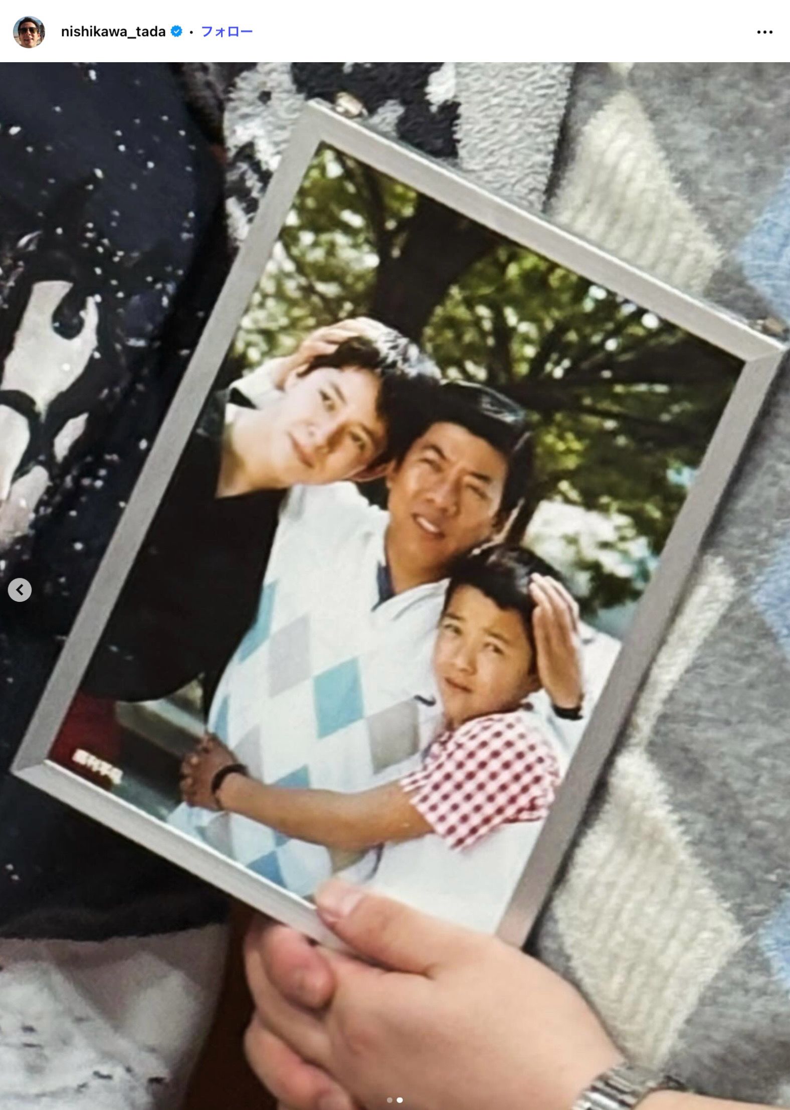 「約45年前と同じポーズで撮りました」関西の超有名芸能人一家、親子写真を同じ構図で再現→「泣けます」「愛情感じる」と話題に|まいどなニュース