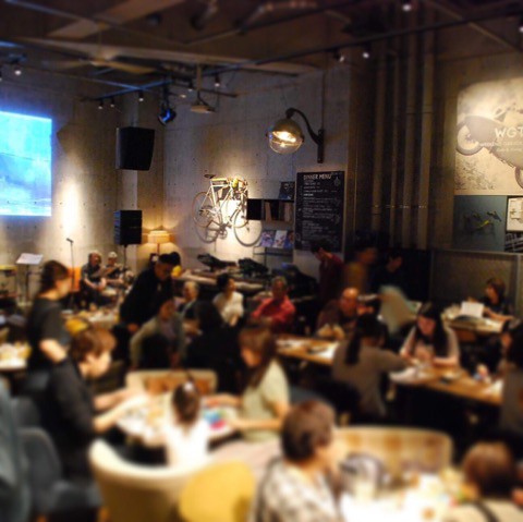 会場はあっという間に満席に。開始を待つ間、あちこちで犬もひともごあいさつ