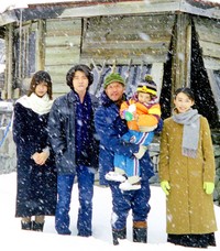 「北の国から2002遺言」の富良野ロケで（左から）内田有紀、吉岡秀隆、田中邦衛さん、西村忠成くん、中嶋朋子＝2002年