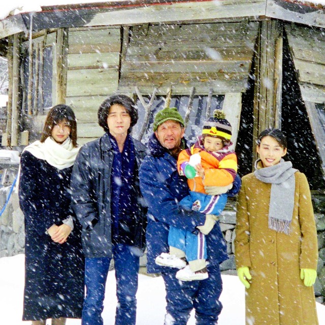 「北の国から2002遺言」の富良野ロケで（左から）内田有紀、吉岡秀隆、田中邦衛さん、西村忠成くん、中嶋朋子＝2002年