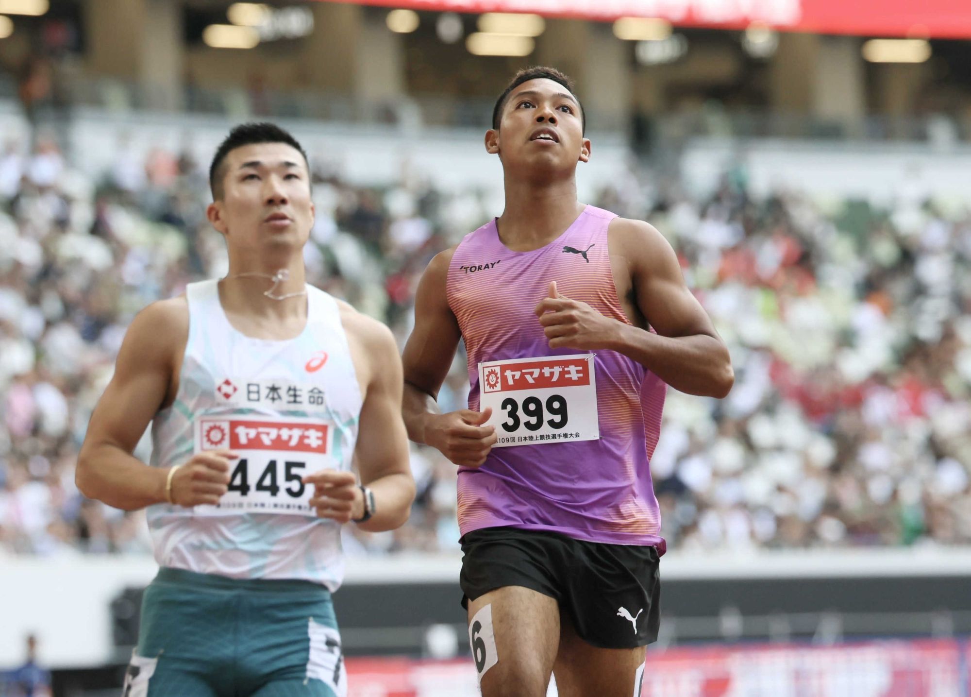 日本選手権男子100メートル予選で敗退したサニブラウン・ハキーム。左は桐生祥秀=2025年