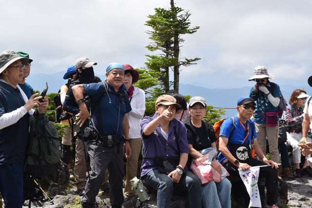 3年ぶり「山歩き会」 標高2480メートルの北横岳を満喫│朝日新聞Re