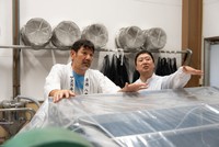 ベルトコンベアの上で約1時間かけて冷まします